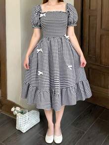 SHEIN Đầm hè cho bé gái tuổi teen. Chiếc đầm dài ngang gối này được thiết kế đặc biệt cho các bé gái từ 12-16 tuổi, thích hợp cho mùa xuân; chân váy xếp tầng hình chữ A, tạo cảm giác trẻ trung và bồng bềnh. Điểm nhấn là chiếc nơ ruy băng satin trắng tinh tế, tạo thêm nét ngọt ngào. Chất liệu vải kẻ caro nhẹ mang lại sự thoải mái tuyệt vời, lý tưởng cho các buổi dã ngoại và đi chơi. - màu đen - Xem 2