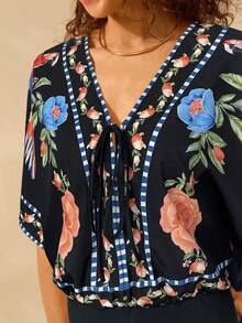 CAJUNI Mono de verano de estilo boho con estampado de loro de colores y flores tropicales, cuello en V profundo anudado, para vacaciones y ocio en la playa