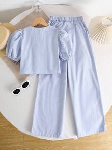 SHEIN Bộ đồ thể thao thường ngày cho bé gái, gồm áo cổ tròn ôm sát, tay phồng và quần ống đứng, kẻ sọc, màu xanh nhạt, thích hợp đi nghỉ mát và đi làm. - Màu xanh nhạt - Xem 3