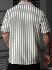 Manfinity CasualCool 宽松短袖衬衫，黑白几何波浪休闲衬衫，男士衬衫，条纹衬衫，男士翻领衬衫 - 白色 - 查看 2