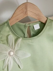 SHEIN 女童無袖鼠尾草綠雛菊洋裝，夏季優雅派對 A 字裙，花卉裝飾，圓領露背，光滑梭織面料，薄荷綠 - 綠色 - 查看 4