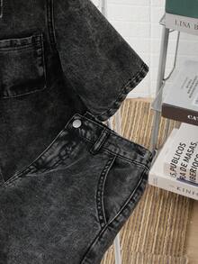 SHEIN 两件套青少年男童时尚休闲 Y2K 复古酷炫街头风套装，包含一件舒适柔软的黑色水洗牛仔短袖衬衫（带多个口袋）和一条宽松舒适的牛仔短裤，适合青少年男童日常穿着，也适合春夏派对、节日和街头服饰穿着。