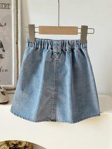 Spódnica w kształcie litery A z luźnego spranego denimu dla dziewczynki, z zakładkami krzyżowymi i falbanką, wykonana z miękkiego denimu bawełnianego, niezbędny element stylizacji dla modnych dziewczynek, odpowiednia na wiosnę/jesień, uniwersalna do codziennego noszenia, na sesje zdjęciowe, wyjścia, spotkania towarzyskie, wędrówki, nowość na jesień - Średni jeans - Zobacz 2