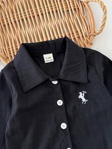 SHEIN Playful Pals Baby And Toddler Boys Classic Street Style Red And White Plaid Knight Embroidered Button-Up Long Sleeve Polo Collar Shirt, Comfortable & Breathable, Suitable For Spring And Autumn Seasons, Parties, Daily Wear, School And Travel Baby Boy Black Shirt Toddler Black Shirt Baby Black Shirt Baby Button Shirt Baby Collar Shirt Baby Long Sleeve Shirt Black Baby Top - Black - View 7
