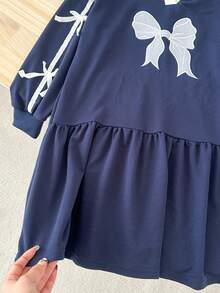 Genkimix Kids 女童超大蝴蝶结刺绣侧边缎带装饰V领喇叭连衣裙，休闲宽松卫衣裙，适合春季日常穿着 - 藏蓝色 - 查看 5