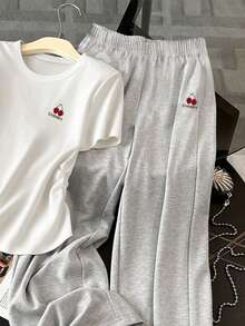 Resyla Bộ 2 món thường ngày cho nữ, áo thun cổ tròn tay ngắn xếp nếp họa tiết chữ và quả anh đào kèm quần ống rộng - Nhiều màu - Xem 5
