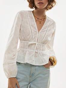 Poéselle 女士波西米亚风白色刺绣V领荷叶边上衣，饰有镂空蕾丝和系带腰带 – 优雅长袖夏季上衣，刺绣衬衫，白色波西米亚风上衣，镂空蕾丝衬衫，荷叶边上衣，田园风，轻盈夏季上衣，浪漫白色花卉刺绣抽绳腰带灯笼袖休闲上衣，夏季春季上衣 - 白色 - 查看 3