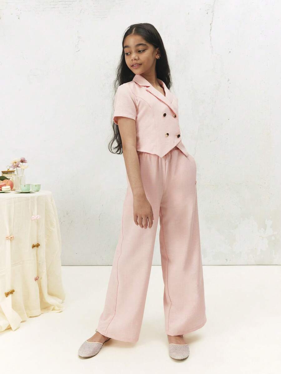 Bộ đồ SUMWON Tween gồm áo blazer dáng ngắn hai hàng cúc và quần palazzo ống rộng, kiểu dáng may đo, cài cúc phía trước, thích hợp cho các dịp lễ hội, đi chơi hoặc nghỉ dưỡng. - Màu Hồng baby - Xem 1
