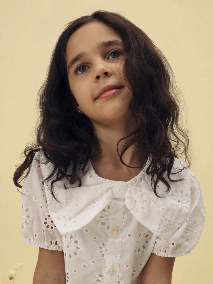 Minivestido inglés con ojales y cuello