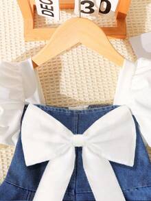 SHEIN Playful Pals 女童春夏牛仔连衣裙，白色蝴蝶结装饰，梭织面料，白色泡泡袖，牛仔腰身，白色珠饰下摆，适合年轻女孩穿着，优雅、休闲、时尚、可爱，适合日常、上学、外出、度假、派对等场合。 - 藍色 - 查看 3