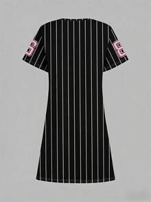 粉色条纹印花休闲中长连衣裙，运动学院风，86号图案，适合夏季穿着，舒适透气，秋季叠穿，时尚少女单品，休闲服饰，少女印花服装，秋季服装，适合户外野餐、街头风、居家、校园等场合。 - 白色 - 查看 3