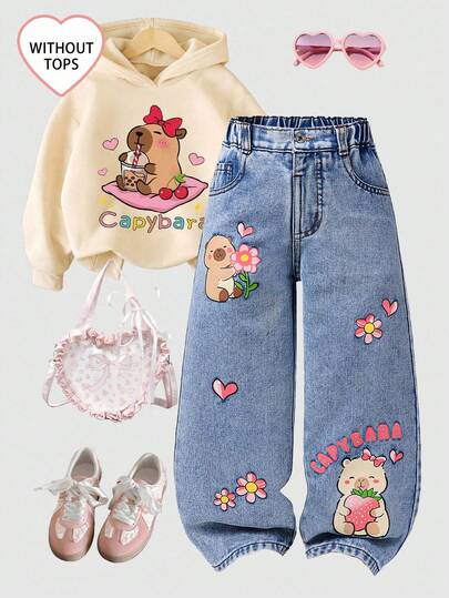 SHEIN Playful Pals Jeans de pierna recta con estampado de dibujos animados de capibara para niñas jóvenes, ¡moda casual linda y dulce recomendada! Tela de mezclilla azul clásica lavada, cómoda, con estampado de dibujos animados, talla grande llamativa, cintura alta con cintura elástica + diseño de decoración de cadena falsa, fácil de poner y quitar, estilo de pierna recta, forma de pierna favorecedora. Adecuado para salidas diarias, casual de campus, viajes de fin de semana, temporada de regreso a la escuela, vacaciones, etc., ¡haciendo que cada día del niño sea elegante y enérgico!