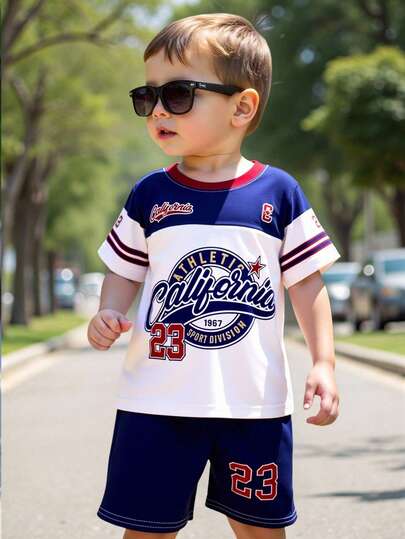 SHEIN Explorewe 一套男童休闲时尚简约运动风“加州23”印花短袖圆领T恤和短裤套装，适合春夏季户外、运动、上学穿着。