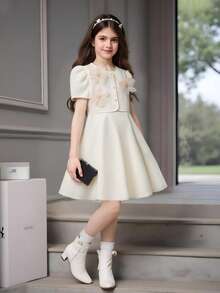SHEIN Elladie kids 女童杏色竹节结泡泡短袖外套，搭配同色系杏色拉链连衣裙，外套正面饰有3朵杏色立体花朵和3颗仿珍珠纽扣，时尚优雅，适合日常、通勤、聚会和派对穿着。 - 杏色 - 查看 7