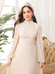 这款少女春夏优雅复古白色雪纺连衣裙，采用纯白色立领设计，腰部收褶，长袖泡泡袖，薄纱褶裥下摆，修长廓形，尽显优雅气质。是少女出席正式宴会、庆典或特殊活动的理想之选。 - 白色 - 查看 4