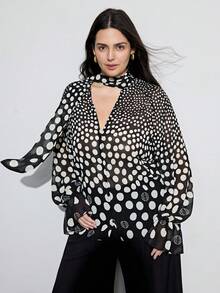 Aveloria Modichic Elegante top vintage in stile "old money" versatile e di taglia comoda, con base nera e stampa a pois bianchi sfumati, scollo a V profondo con laccio e maniche lunghe, adatto per uscite casual e uso quotidiano - Bianco e nero - Visualizzare 5