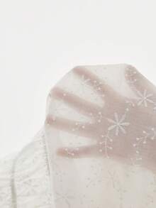 Poéselle 女士波西米亚风白色刺绣V领荷叶边上衣，饰有镂空蕾丝和系带腰带 – 优雅长袖夏季上衣，刺绣衬衫，白色波西米亚风上衣，镂空蕾丝衬衫，荷叶边上衣，田园风，轻盈夏季上衣，浪漫白色花卉刺绣抽绳腰带灯笼袖休闲上衣，夏季春季上衣 - 白色 - 查看 7