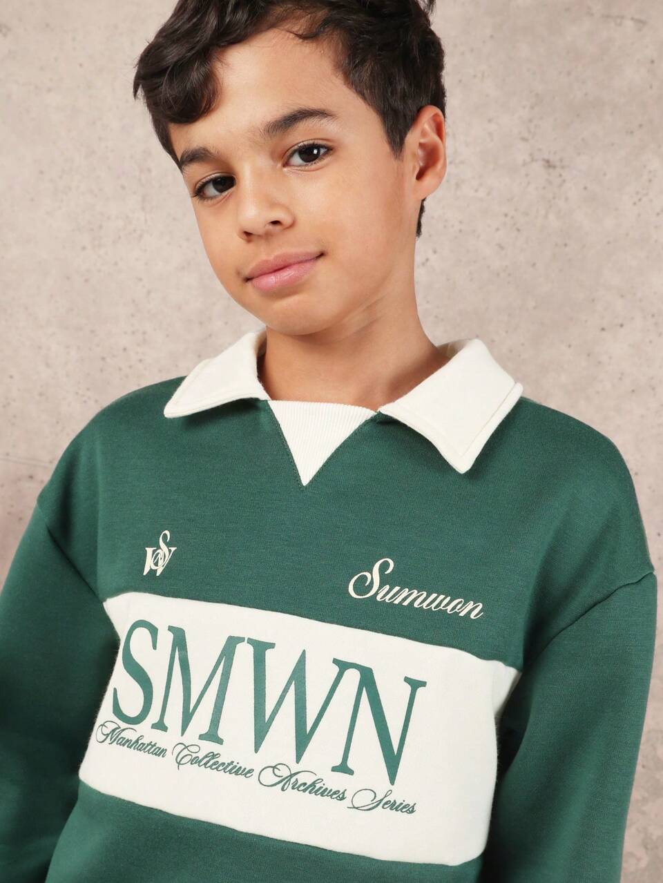 Moletom polo com blocos de cores e logotipo.