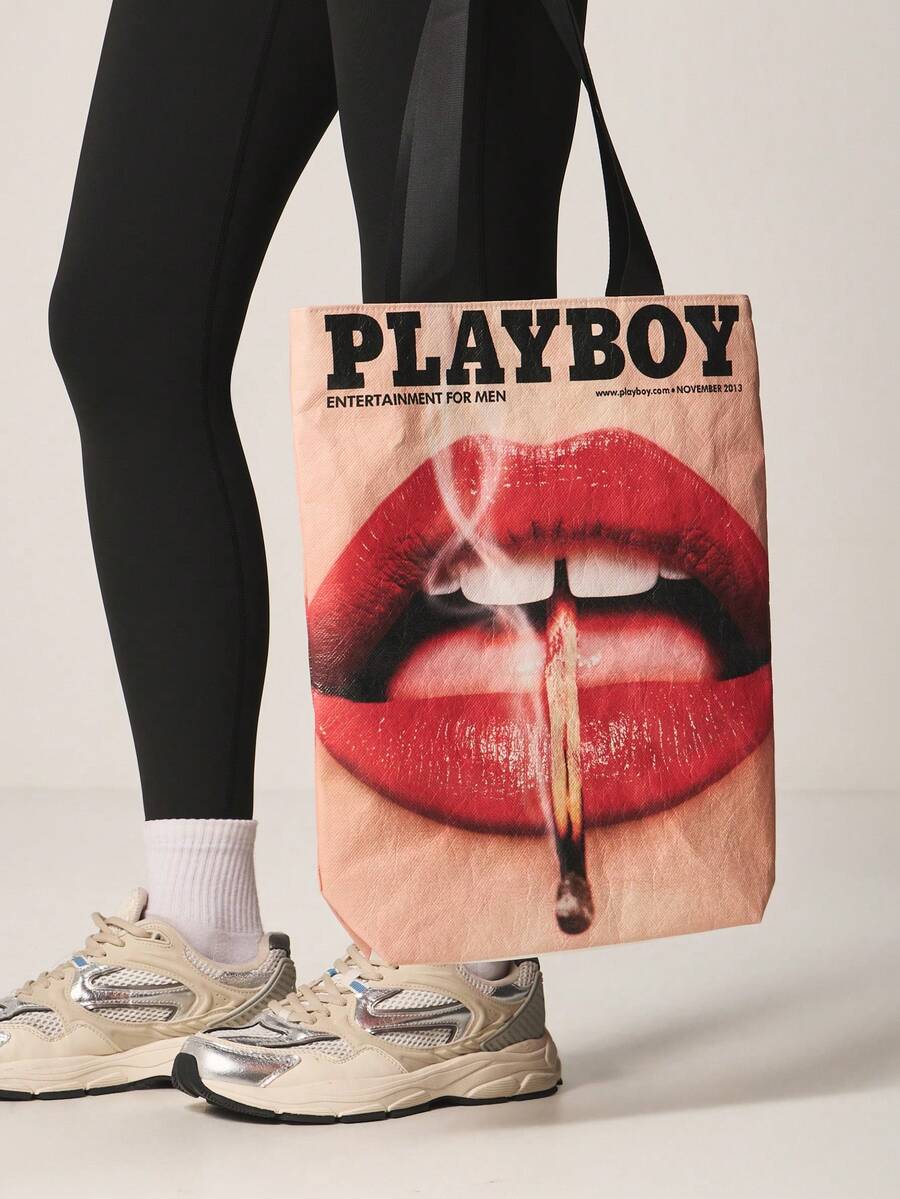 Missguided x Playboy 帆布手提袋，印有复古杂志封面图案和红唇设计，大号购物袋 - 米色 - 查看 1