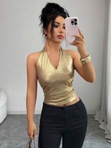 Elenzga 女士纯色层叠箔片面料V领露背吊带短款背心，侧边褶皱设计，金属环装饰，优雅复古法式风格，适合办公室、通勤、商务、休闲、度假、下午茶、街头等场合，简约百搭，春夏新款 - 金色 - 查看 4