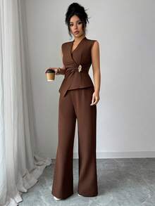 Modelyn Top plissé sans manches avec boucle métallique décorative + pantalon droit. Ensemble élégant chic de 2 pièces