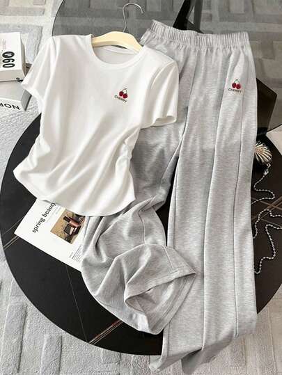 Resyla Kadın Harf ve Kiraz Desenli Yuvarlak Yaka Kısa Kollu Volanlı Tişört ve Geniş Paça Pantolon Rahat 2 Parçalı Takım