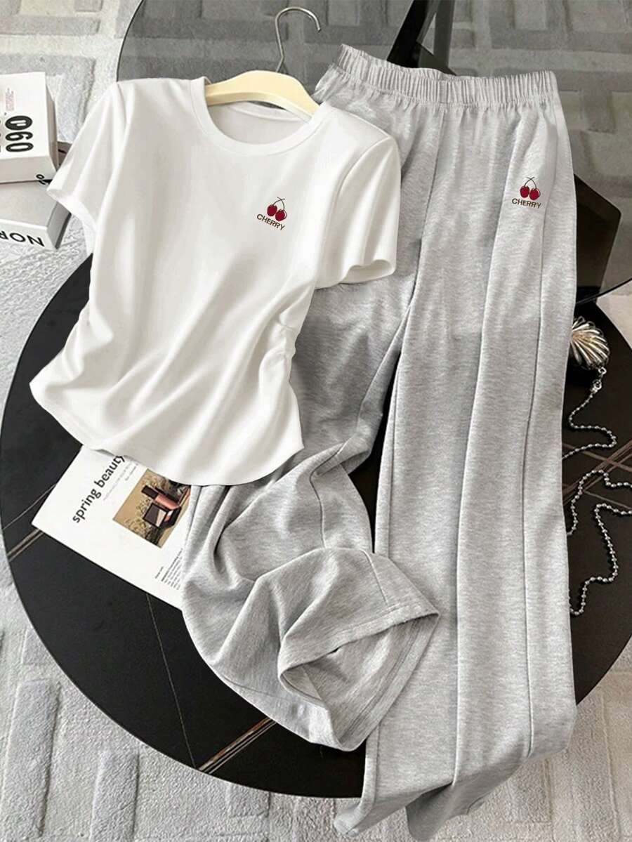 Resyla Bộ 2 món thường ngày cho nữ, áo thun cổ tròn tay ngắn xếp nếp họa tiết chữ và quả anh đào kèm quần ống rộng - Nhiều màu - Xem 1