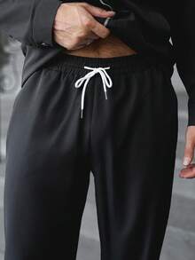 Manfinity CasualCool 男士纯色翻领拉链夹克搭配抽绳腰长裤休闲通勤套装 - 黑色 - 查看 4