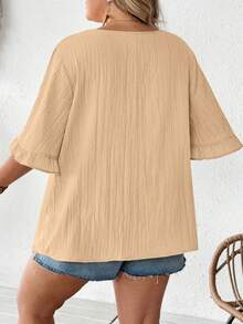 SHEIN CURVE+ 大码女式卡其色荷叶边短袖衬衫，宽松休闲下摆，适合日常及度假穿着，夏季，曲线身材，波西米亚风夏季/乡村/度假/海滩装扮 - 卡其色 - 查看 2