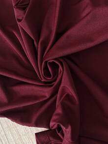 GlowEve Áo thun ngắn tay màu đỏ rượu vang, cổ lệch, xếp ly bên hông, trang trí hoa kim loại. - Đỏ - Xem 6