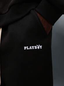 PLAYBOY X SUMWON 宽松版型抽绳运动裤，饰有图案文字细节，休闲居家裤，柔软阔腿运动裤，舒适穿着 - 黑色 - 查看 5
