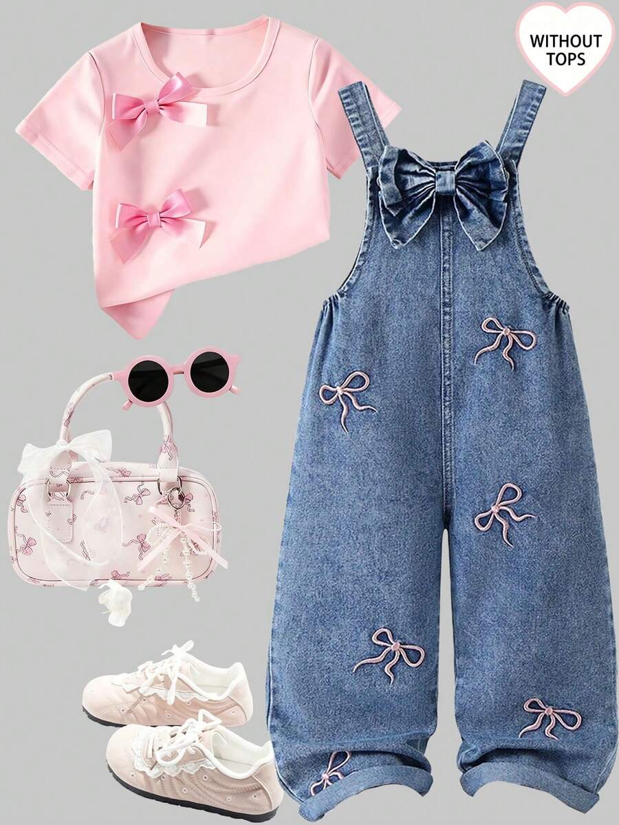 SHEIN Genkimix Kids 女童时尚百搭牛仔背带裤,春夏秋冬皆宜,复古中蓝色牛仔布,裤身饰有多个粉色蝴蝶结刺绣,正面饰有大蝴蝶结,宽松直筒裤型,面料柔软舒适,适合日常外出和上学穿着。 - 中等水洗藍 - 查看 1