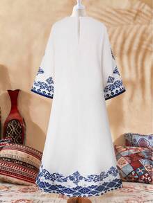 Sparklyn 这款传统花卉刺绣长袍以白色为底，饰以蓝色图案，采用经典的中东宽松喇叭袖设计，适合节日庆典、文化聚会和传统正式场合穿着。 - 彩色 - 查看 2