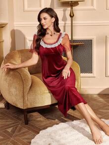 SHEIN ثوب نوم قصير الأكمام مزين بكشكشة من القطيفة ذو لون أحادي، خريف/شتاء - عنابي اللون - مشاهدة 5
