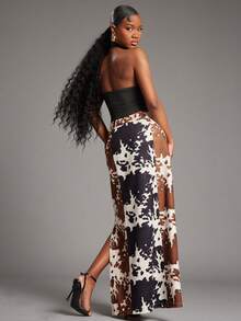 NYA SZN Saia Elsesser de Cintura Alta Ajustada com Detalhe de Fenda em Estampa Animal Marrom, Preto e Branco de Vaca, Festiva, de Feriado, Festival, Evento, Festa, Streetwear Casual, Carnaval para Mulheres - Multicolorido - Visão 2