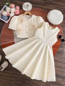 SHEIN Elladie kids 女童杏色竹节结泡泡短袖外套，搭配同色系杏色拉链连衣裙，外套正面饰有3朵杏色立体花朵和3颗仿珍珠纽扣，时尚优雅，适合日常、通勤、聚会和派对穿着。 - 杏色 - 查看 4