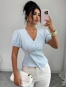 Elenzga Blusa de manga abullonada con cintura ceñida, decoración de botones metálicos asimétricos, tela a rayas de color azul claro, elegante y versátil para uso casual y de oficina - Azul y blanco - Ver 7