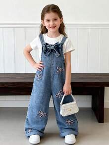 SHEIN Genkimix Kids 女童时尚百搭牛仔背带裤，春夏秋冬皆宜，复古中蓝色牛仔布，裤身饰有多个粉色蝴蝶结刺绣，正面饰有大蝴蝶结，宽松直筒裤型，面料柔软舒适，适合日常外出和上学穿着。 - 中等水洗藍 - 查看 5