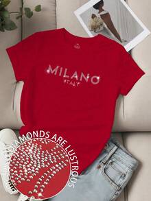 EMERY ROSE Áo thun nữ cỡ lớn in chữ "MILANO ITALY" đính đá lấp lánh, tay ngắn, kiểu dáng thường ngày, chất liệu vải graphic. - Đỏ - Xem 1