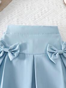 两件套女童白色提花针织圆领荷叶袖T恤，饰有蓝色蝴蝶结，搭配蓝色梭织松紧腰半身裙，适合春夏日常穿着、外出、度假、派对。浅蓝色半身裙套装，女童蝴蝶结服装，女童半身裙套装，两件套女童可爱复古风夏季格子裙，蝴蝶结打结套装。 - 彩色 - 查看 6