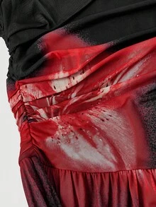 SHEIN MOD 大码女式复古黑色露肩不对称修身连衣裙，饰以红色花卉印花，喇叭裙摆，蕾丝拼接，复古皇家风，灵感源自70年代和Y2K，完美适用于约会之夜、派对、皇家风范、节日和生日装扮。 - 黑色 - 查看 4