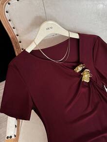 GlowEve Áo thun ngắn tay màu đỏ rượu vang, cổ lệch, xếp ly bên hông, trang trí hoa kim loại. - Đỏ - Xem 3