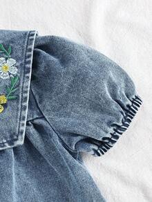 SHEIN Vintaside Kids 1 chiếc đầm denim thêu hoa cho bé gái, cổ Peter Pan, tay phồng, dáng chữ A, kiểu dáng vintage thanh lịch, ngắn, thích hợp cho những buổi đi chơi hàng ngày hoặc du lịch mùa hè. - Rửa tối - Xem 8