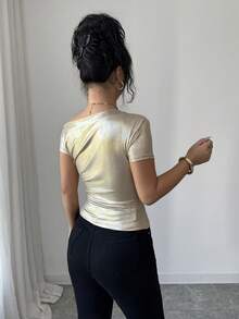 SHEIN Elenzya 女士金属色短袖不对称褶皱修身T恤，适合派对、约会、日常穿着、假日、度假等场合。 - 金色 - 查看 2