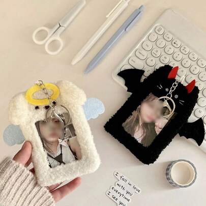 Hơn chục món đồ chơi nhồi bông như ví đựng thẻ, móc khóa, mặt dây chuyền chìa khóa xe hơi, túi đựng ảnh ID trang trí hình ngôi sao, mặt dây chuyền gắn gương xe hơi, thích hợp làm quà tặng cho người hâm mộ, quà sinh nhật, quà Giáng sinh, quà Valentine, quà Halloween, quà ngày lễ, quà tặng học sinh, quà tựu trường.