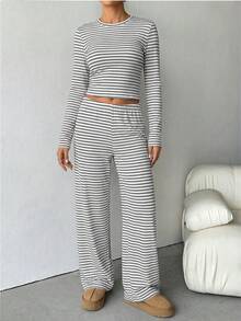 SHEIN Tall Bộ đồ ngủ nữ mặc nhà thoải mái, gồm áo thun dài tay cổ tròn kẻ sọc và quần ống đứng rộng kẻ sọc, thích hợp mặc hàng ngày, chơi thể thao, mùa xuân hè, đi học. Bộ hai mảnh kẻ sọc màu nâu, áo dài tay và quần kẻ sọc, bộ hai mảnh kẻ sọc. - Đen và trắng - Xem 5