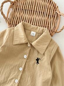 SHEIN Playful Pals 婴儿及幼儿男童经典街头风红白格子骑士刺绣长袖POLO衫，舒适透气，适合春秋季节、派对、日常穿着、上学及旅行。 - 卡其色 - 查看 7