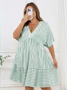SHEIN CURVE+ Vestido casual de mujer talla grande con cuello en V a rayas, mangas cortas tipo murciélago y volantes en el bajo, ropa de otoño para mujeres, invierno, CURVE PLUS - Verde - Ver 6