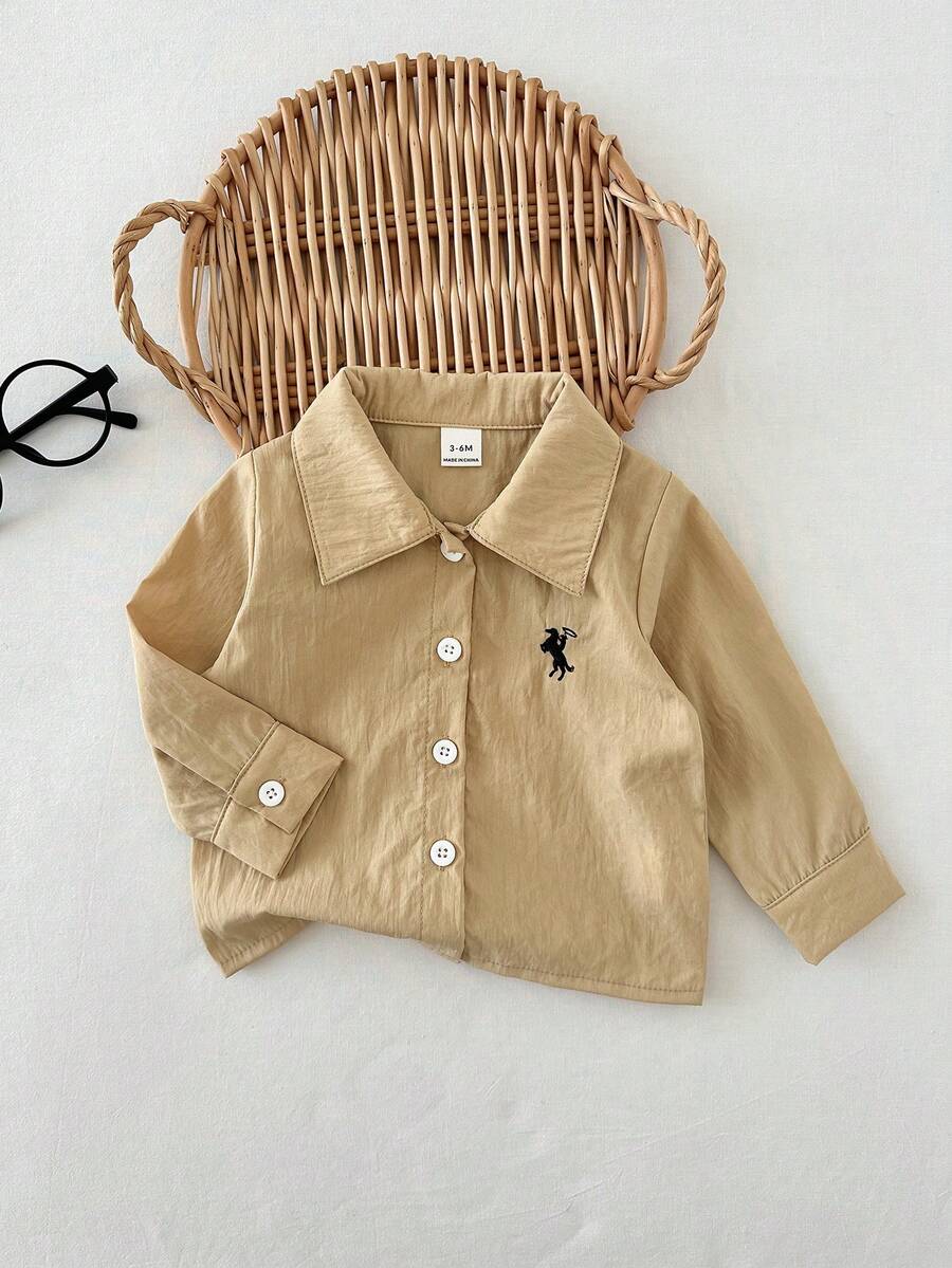 SHEIN Playful Pals 婴儿及幼儿男童经典街头风红白格子骑士刺绣长袖POLO衫,舒适透气,适合春秋季节、派对、日常穿着、上学及旅行。 - 卡其色 - 查看 1
