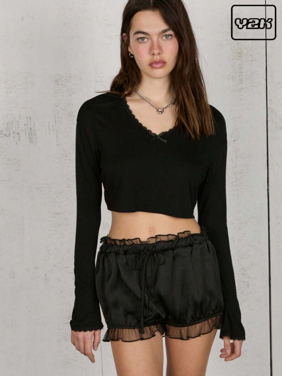 COUREZ Top Preta com Decote em V, Manga Longa Cropped e Acabamento em Renda, Tops de Verão Vintage Y2K para Sair - Preto - Visão 1